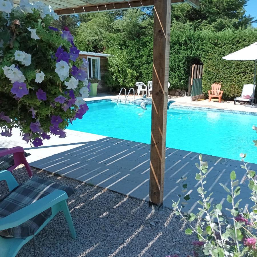Chalet Banane Devant Piscine, A 6Km Du Festival De Piano De La Roque D'Antheron Rognes Exterior photo